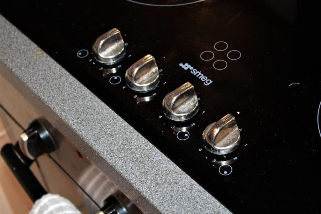 Lovely Modern Apartment Close To Town Centre Lexden エクステリア 写真