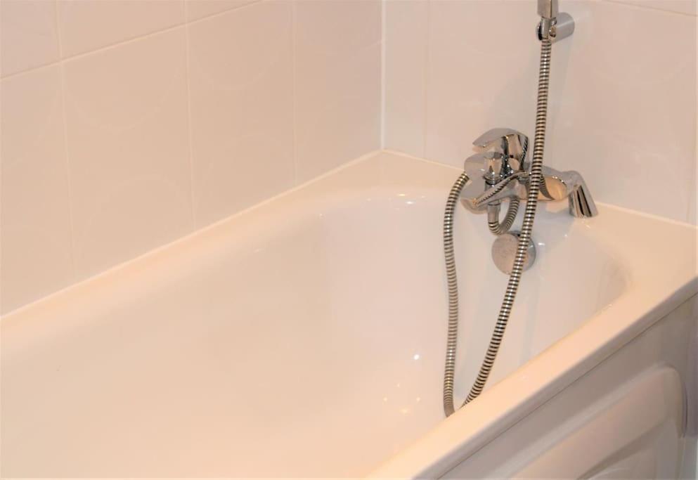 Lovely Modern Apartment Close To Town Centre Lexden エクステリア 写真