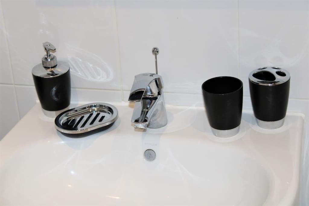 Lovely Modern Apartment Close To Town Centre Lexden エクステリア 写真